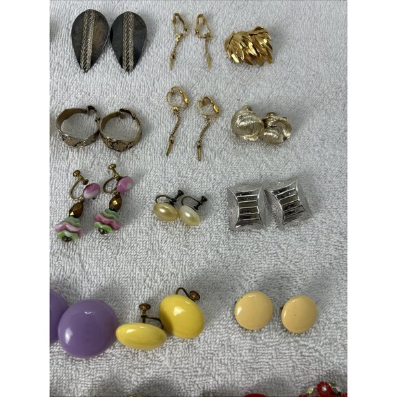Vintage Lot Of Clip On & Screwback Earrings Over 60 Pairs - Picture 5 of 9